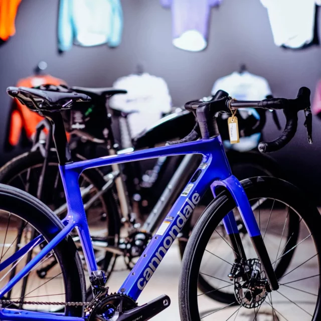 👀 Caché à l’étage, baigné d’une lumière tamisée, un nouvel espace dédié aux amoureux de la route et du gravel vous attend dans notre boutique Ciel à Bayonne...

Et pas n’importe lequel.
On y retrouve les pépites @cannondaleroad – et c’est le seul endroit au Pays Basque et dans les Landes où vous pouvez les découvrir 👑

Mais ce n’est pas tout :
🧢 Maillots techniques et élégants signés @matchy.cycling
👟 Chaussures et casques ultra-performants @fizikofficial
⚙️ Et tous les accessoires pour repousser vos limites.

Un lieu un peu secret, pensé pour les passionnés.
🚪 Entrez, grimpez, explorez… et laissez-vous surprendre.