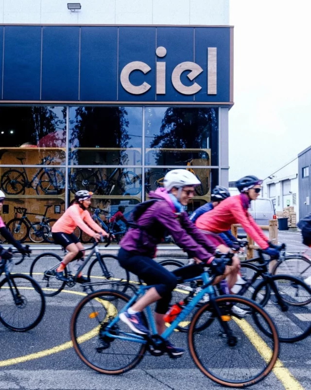Hier nous avons accueilli le départ et l'arrivée de @la64_cyclo au sein du magasin. 
64 femmes, 64 km et une boucle inoubliable au Pays Basque (64) ! 
Malgré un temps parfois capricieux rien n’à entamé l’énergie er la bonne humeur des coureuses ! 
Les retours sont unanimes : des émotions fortes, des rencontres inspirantes et une ambiance incroyable du départ jusqu'à l’arrivée ! 
Merci à toutes les participantes pour leur enthousiasme et leur esprit d’aventure !