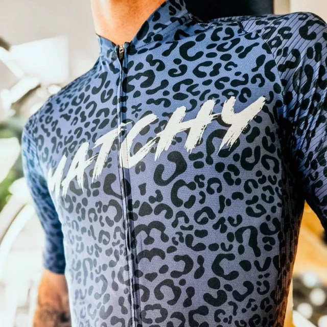 🎉 CONCOURS EXCLUSIF avec @matchycycling 🚴♂️💥
 Nous avons une super surprise pour vous : cela vous dit de gagner un maillot de vélo haut de gamme signé Matchy Cycling ? 👕
🌱 Matchy, c’est bien plus qu’une marque de vêtements pour cyclistes. C’est une vision : celle d’un cyclisme épuré, responsable et stylé. Leur gamme se distingue par : 
✨ Des designs tendance aux imprimés originaux
🌍 Une fabrication éco-responsable 
🇫🇷 Un savoir-faire français
💨 Une coupe technique pensée pour les vrais rouleurs
Et aujourd’hui, vous avez la chance de rouler avec le maillot Origins –Lepoard bleu de leur collection actuelle ! 🔥
🛠️ Pour participer :
1️⃣ Like ce post ❤️
2️⃣ Suis @velociel + @matchy.cycling ✅
3️⃣ Mentionne 2 ami·e·s avec qui tu aimes rouler 🚴
Fin du concours le mardi 6 mai. Le gagnant sera contacté en MP.
