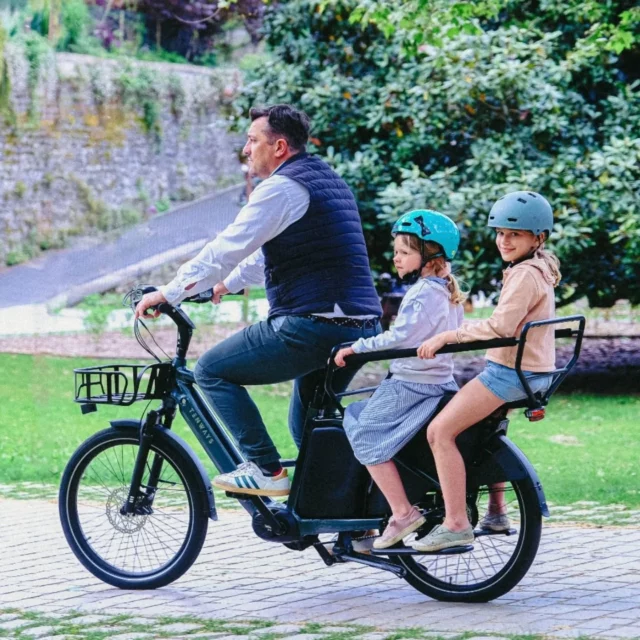 🚲✨ NOUVEAU : Le longtail familial selon @tenways_ebike ✨🚲

La mobilité urbaine a trouvé son champion :
🆕 Tenways Cargo One Duo – le long tail électrique qui redéfinit le confort pour les familles.

💥 Ce qui le rend imbattable :
⚙️ Moteur central Bafang – puissant et ultra fluide
🔗 Courroie – silencieuse, propre, zéro entretien
⚡ Autonomie XL – jusqu’à 150 km pour vos journées bien remplies
👨‍👩‍👧‍👦 2 enfants + courses ? Il dit oui, sans broncher
🎯 Design épuré & robuste – prêt à rouler 

✅ Tout ça pour 3 500 € — un rapport qualité/équipement rare dans cette gamme 🔥

Venez l’essayer absolument, il vous attend chez Ciel !